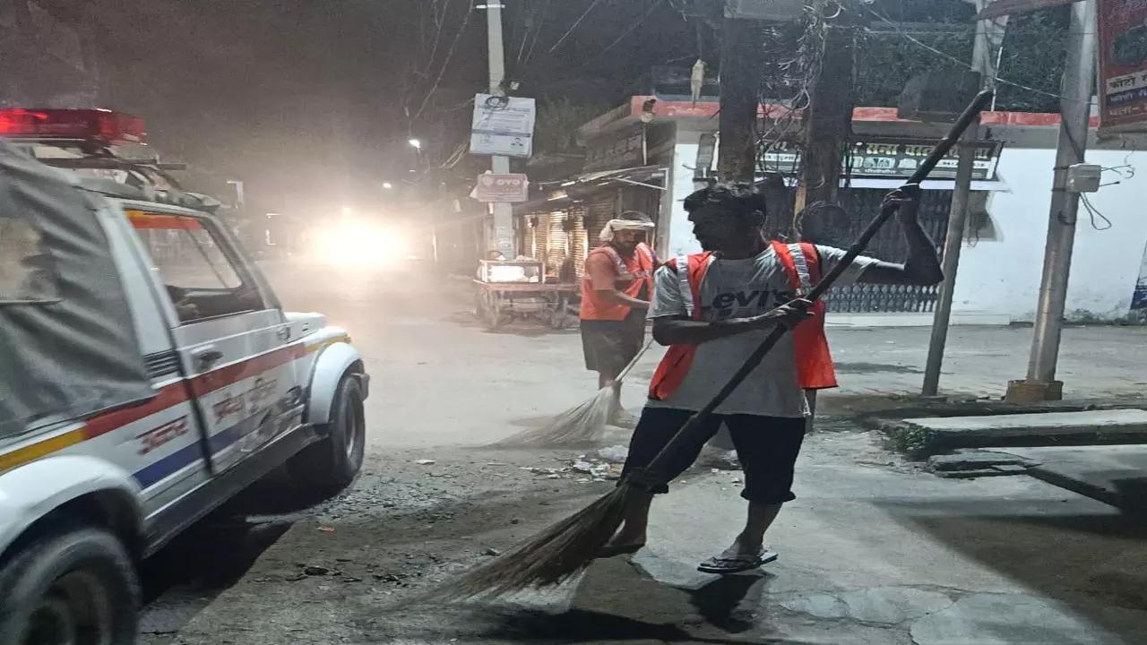 Pilibhit News: नगर पालिका ने शुरू की रात्रिकालीन सफाई व्यवस्था, पांच टीमों का हुआ गठन