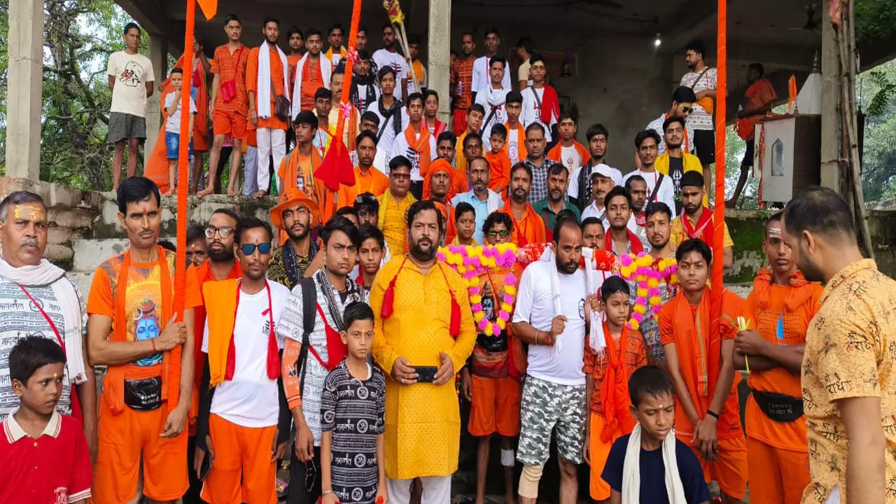 Lakhimpur kheri News: छोटी काशी गोला पहुंची भानपुर कांवर संघ की 13वीं कांवर यात्रा, 251 शिवभक्तों ने शारदा नदी से भरकर भोलेनाथ को अर्पित किया जल