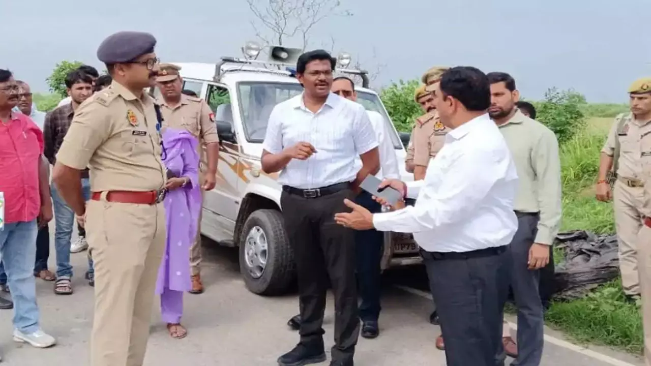 Auraiya News: औरैया में यमुना का बढ़ता जलस्तर बना संकट, मंडलायुक्त ने बाढ़ प्रभावित क्षेत्रों का किया निरीक्षण