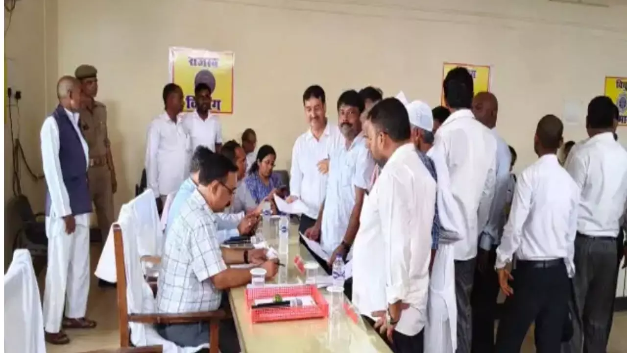 Balrampur News: श्यामा प्रसाद मुखर्जी चौराहे पर अव्यवस्थित वाहनों से जाम की समस्या, स्थानीयों ने समाधान की लगाई गुहार