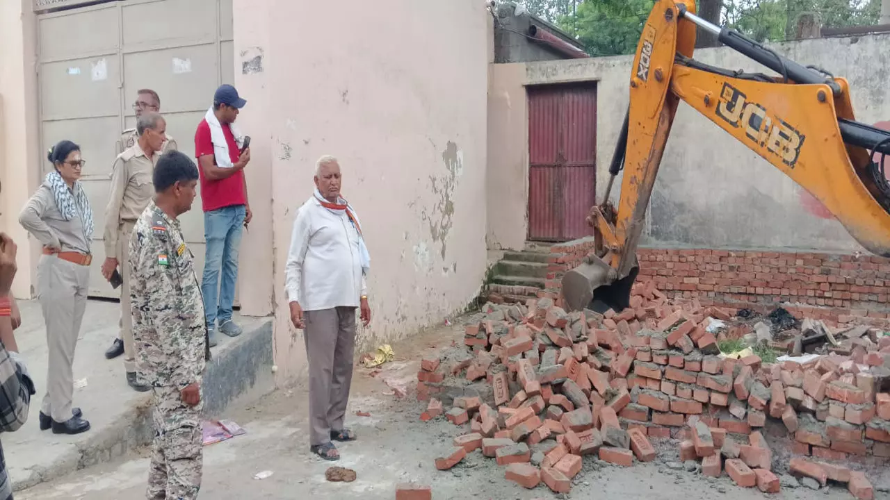 Mathura News: वृंदावन में अतिक्रमण पर चला बुलडोजर, इस्कॉन गौशाला के पास नगर निगम ने की बड़ी कार्रवाई