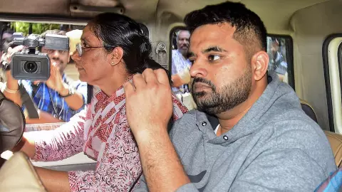 प्रज्वल रेवन्ना को उम्रकैद, 11 लाख का लगा भारी जुर्माना, बलात्कार मामले में पाए गये थे दोषी प्रज्वल रेवन्ना को उम्रकैद, 11 लाख का लगा भारी जुर्माना, बलात्कार मामले में पाए गये थे दोषी
