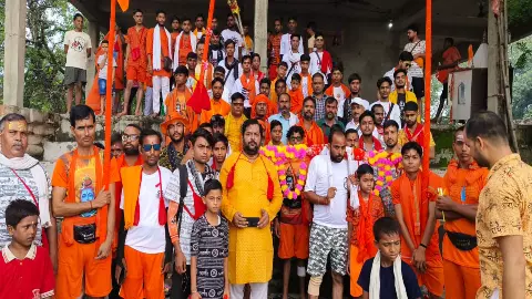 Lakhimpur kheri News: छोटी काशी गोला पहुंची भानपुर कांवर संघ की 13वीं कांवर यात्रा, 251 शिवभक्तों ने शारदा नदी से भरकर भोलेनाथ को अर्पित किया जल