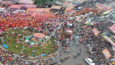 Historical Kanwar Yatra organized in Jhansi, Yogi Sarkar organizes flower shower from helicopter