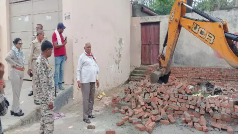 Mathura News: वृंदावन में अतिक्रमण पर चला बुलडोजर, इस्कॉन गौशाला के पास नगर निगम ने की बड़ी कार्रवाई