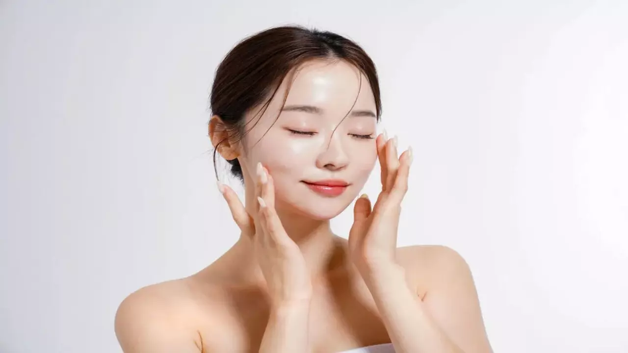 पाना चाहते हैं K-Pop स्टार्स जैसी ग्लास स्किन? घर पर इन टिप्स को करें फॉलो और पाएं ग्लोइंग स्किन