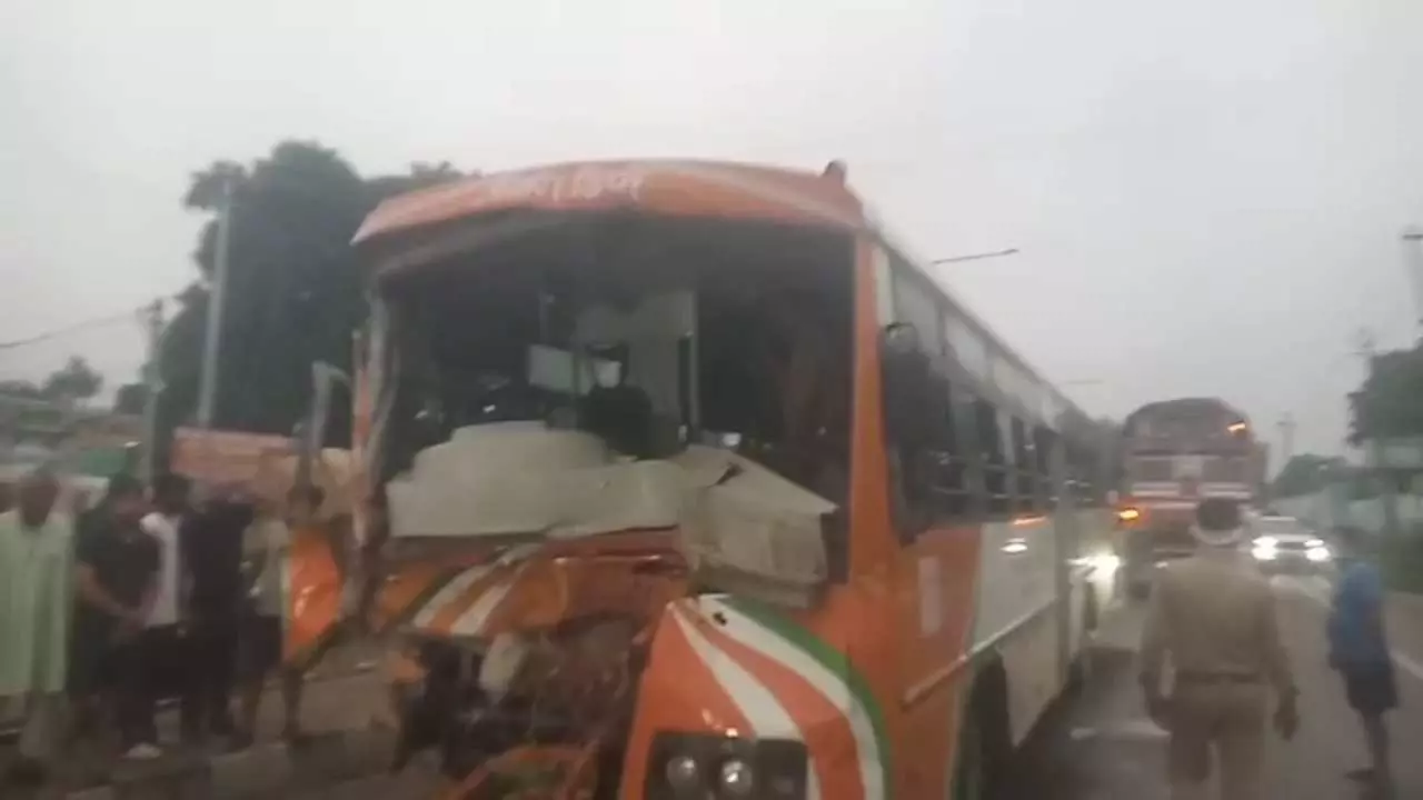 Raebareli News: रायबरेली में रोडवेज बस की डम्पर से टक्कर, ड्राइवर की मौत, आधा दर्जन यात्री घायल