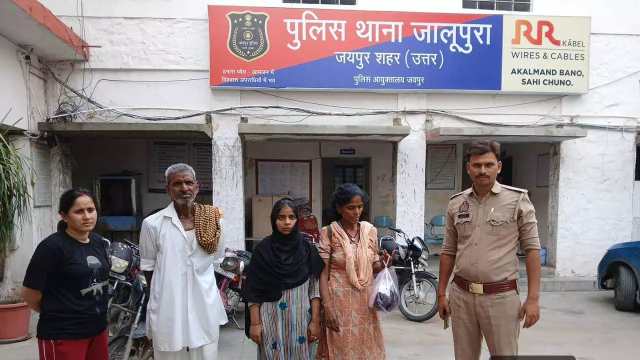 Banda News: पुलिस ने पेश की मानवता की मिसाल, मानसिक मंद महिला को निजी वाहन से पहुंचाया जयपुर