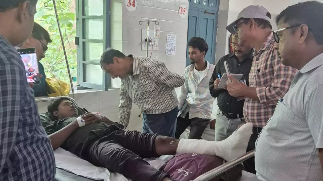 Kanpur News: मुख्य रेल संरक्षा आयुक्त ने किया घटना स्थल का निरीक्षण, घायलों से की मुलाकात