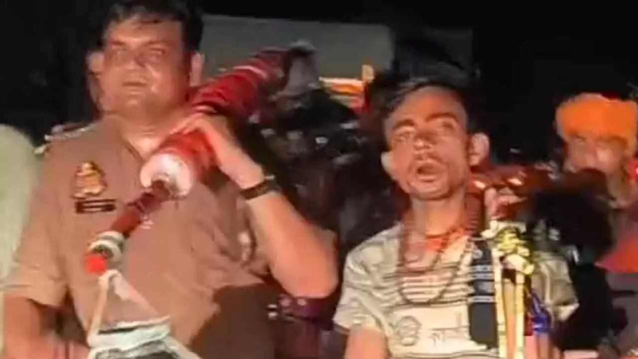 Kanpur News: चौकी इंचार्ज ने कावड़ियों के साथ उठाई कावड़, 10 किमी पैदल चलकर पहुंचे कुष्मांडा देवी मंदिर
