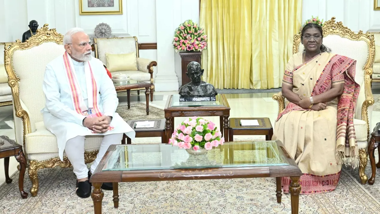 प्रधानमंत्री मोदी अचानक पहुंचे राष्ट्रपति भवन,  द्रौपदी मुर्मु से की मुलाकात, आखिर क्या है वजह?