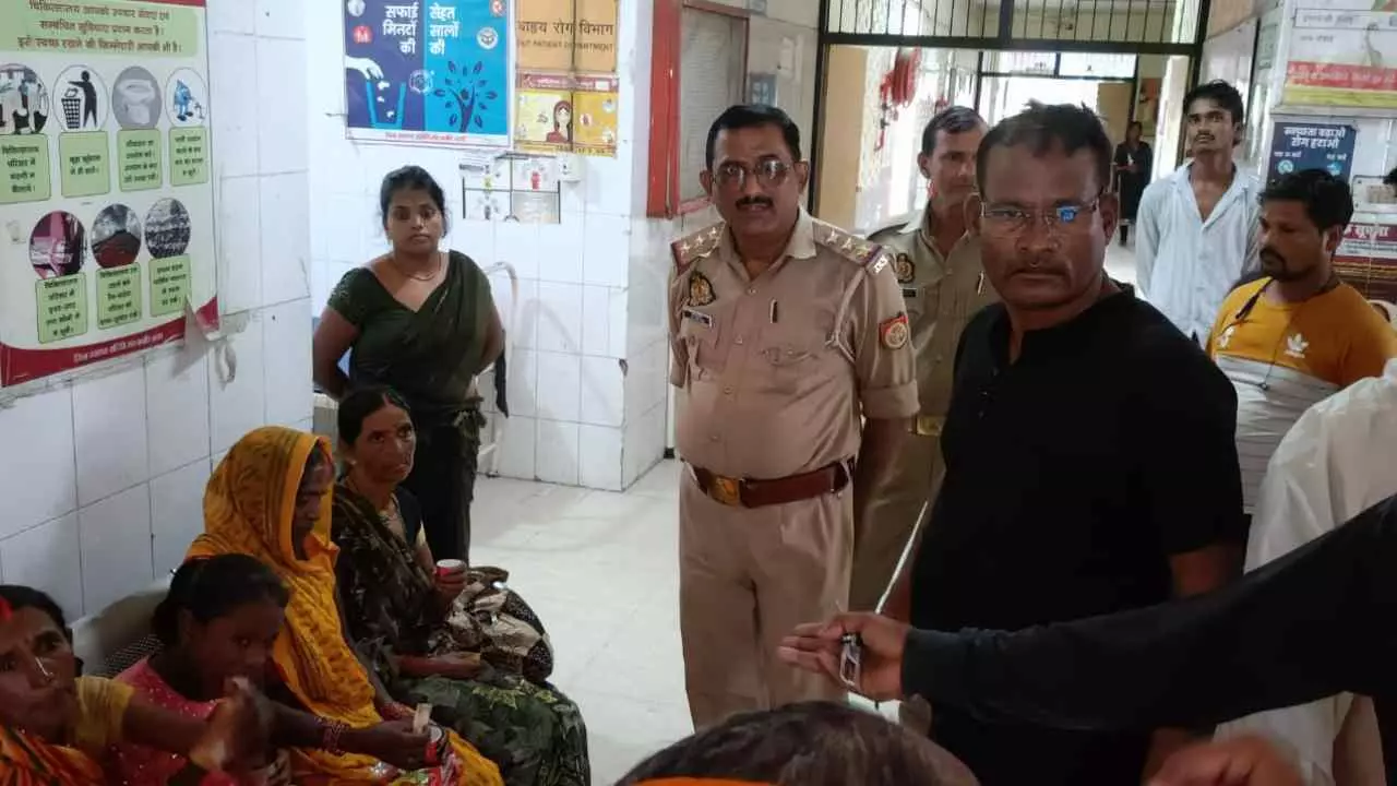 Sant kabir Nagar News: अयोध्या जा रही अनियंत्रित पिकअप खाई में गिरी, 29 लोग घायल, 6 की हालत गंभीर