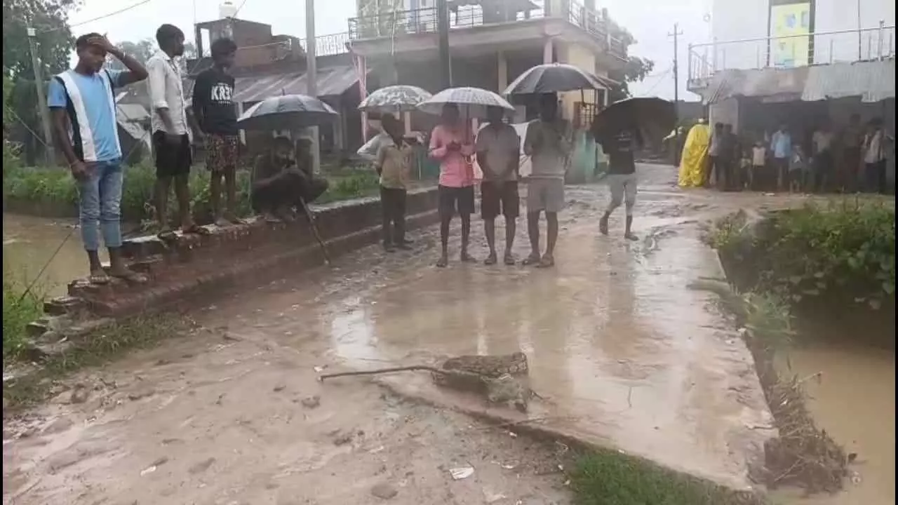 Fatehpur News: बारिश के बीच अजगर देखने उमड़ी भारी भीड़, समय से मदद न मिलने पर ग्रामीणों ने खुद ही छोड़ा जंगल में