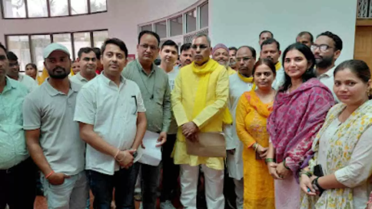 Azamgarh news :विभिन्न समस्याओं का लेकर लेखपालों ने पंचायती राज मंत्री को सौपा ज्ञापन