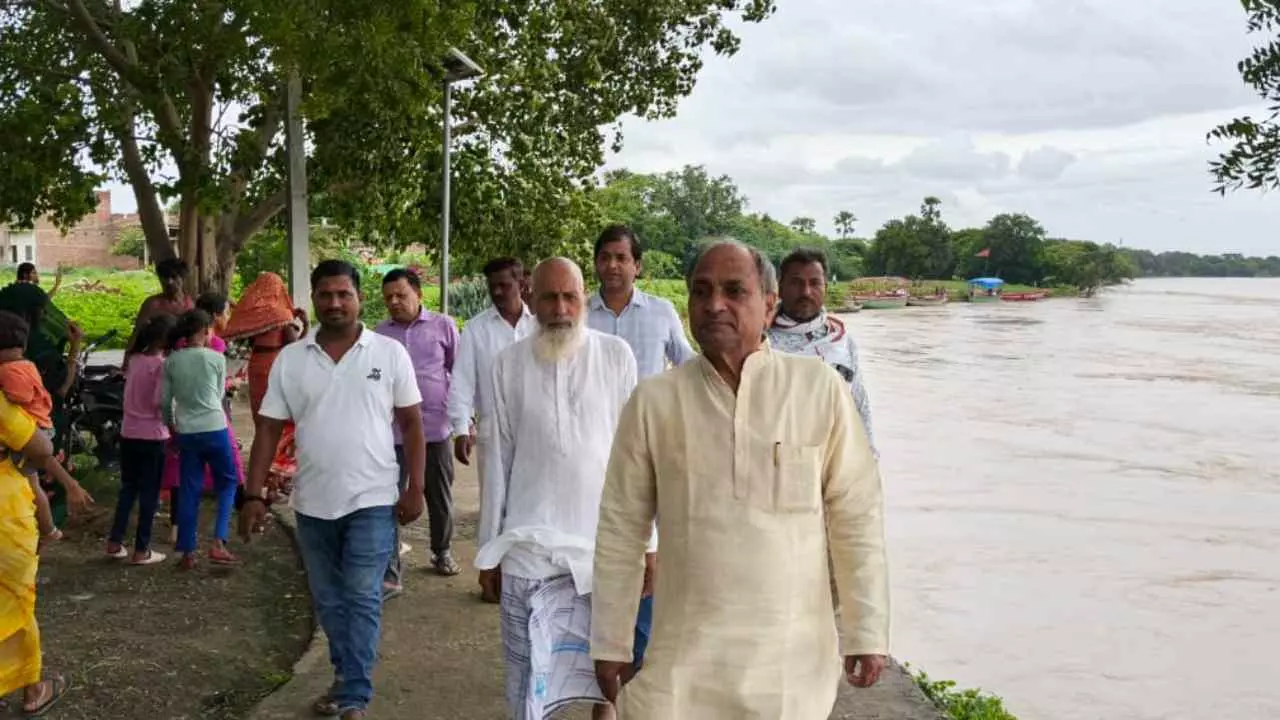 Chandauli News : गंगा के उफान ने मचाया कहर, ट्रेलर बाढ़ के पानी में समाया, कई गांव जलमग्न