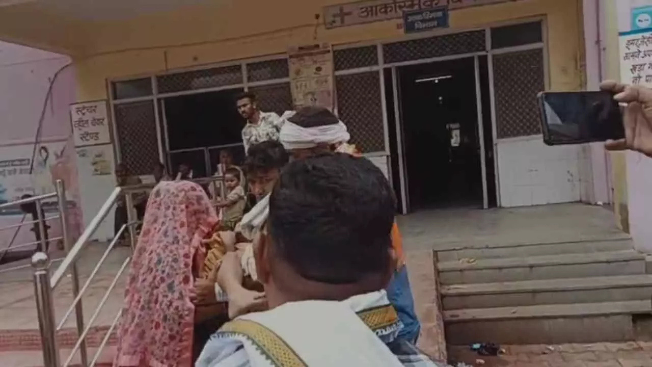 Mathura News: जर्जर दीवार गिरने से महिला व दो बच्चियां घायल, कांवड़ लेने जाते वक्त हुआ हादसा, गांव में मचा हड़कंप