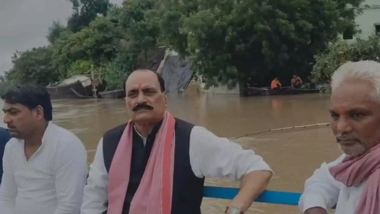 Chandauli News: बाढ़ प्रभावित क्षेत्रों में पीड़ितों का विधायकों ने जाना हाल, किसी ने दी नसीहत,तो कोई पुख्ता इंजाम में जुटा