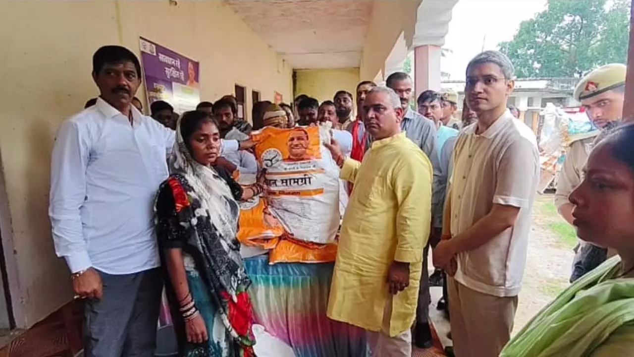 Minister of State Ajit Singh Pal visited flood affected areas, distributed relief material and gave instructions to speed up rescue work