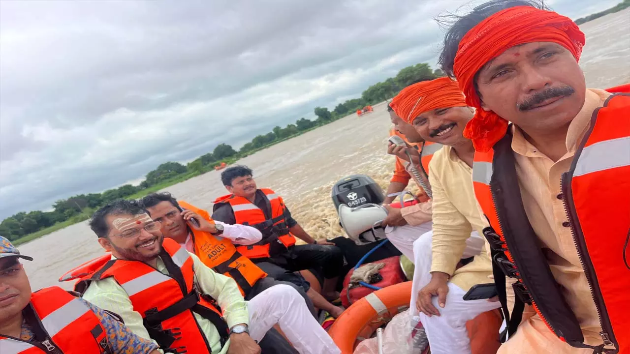 Cabinet Minister Anil Rajbhar visited flood-affected areas, took stock of relief work