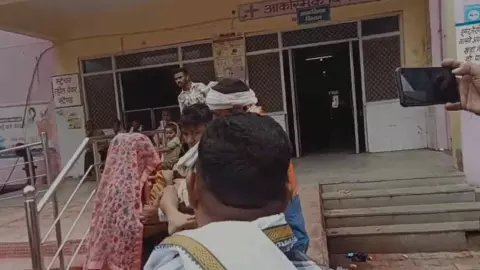 Mathura News: जर्जर दीवार गिरने से महिला व दो बच्चियां घायल, कांवड़ लेने जाते वक्त हुआ हादसा, गांव में मचा हड़कंप
