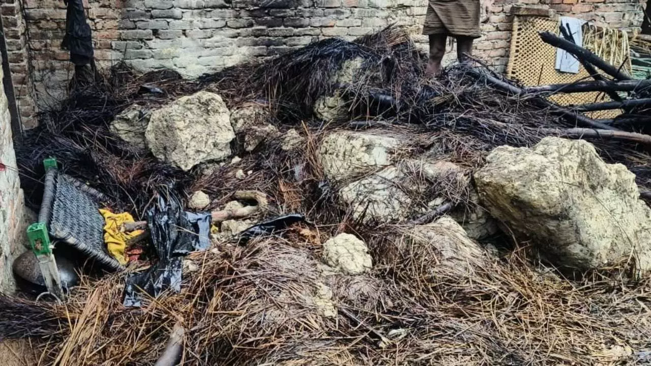 Sitapur News: सीतापुर में दीवार गिरने से दो बच्चियों की मौत, एक घायल