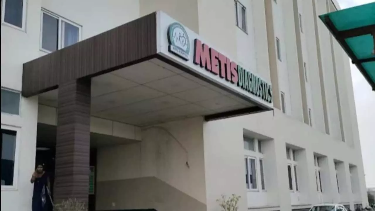 Chandauli News: मेटिज हॉस्पिटल में महिला की मौत के बाद परिजनों ने किया हंगामा, इलाज में लापरवाही का आरोप