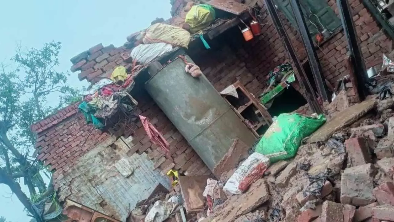 Hapur News: हसूपुर गांव में बारिश से जर्जर मकान ढहा, गर्भवती महिला सहित एक ही परिवार के 6 लोग मलबे में दबे