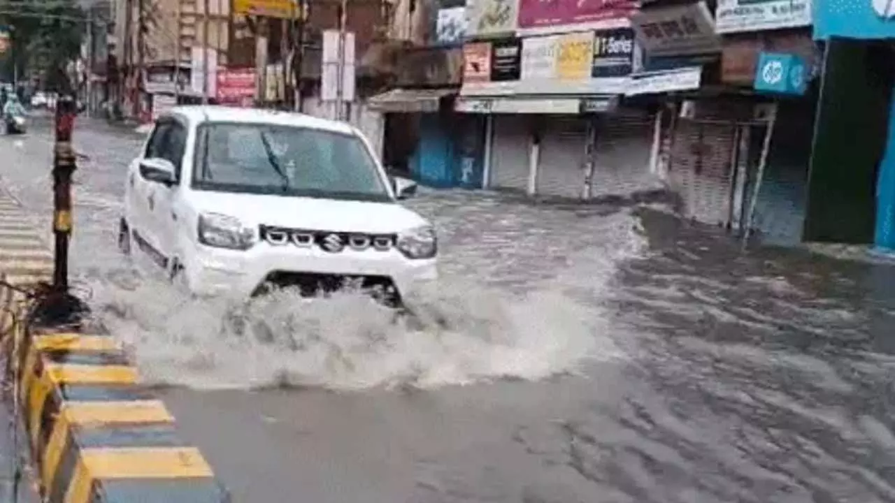 Heavy Rain in Uttar Pradesh: यूपी-बिहार में बाढ़ जैसे हालात....16 मौतें, 300 से ज्यादा मकान ढहे, स्कूल बंद....देश के 7 राज्यों में भारी बारिश का कहर