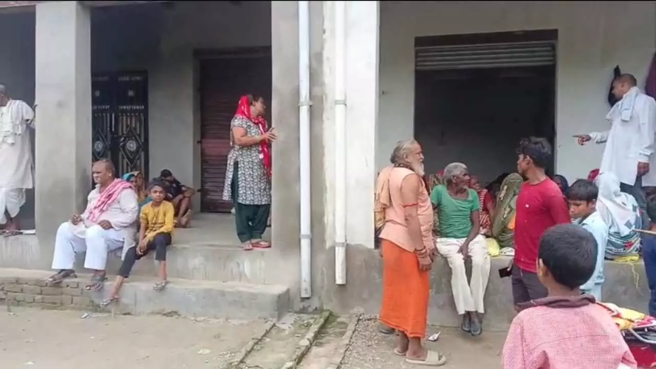 राशन डीलर की मनमानी से मथुरा के पानीगांव में हाहाकार, लाभार्थी परेशान