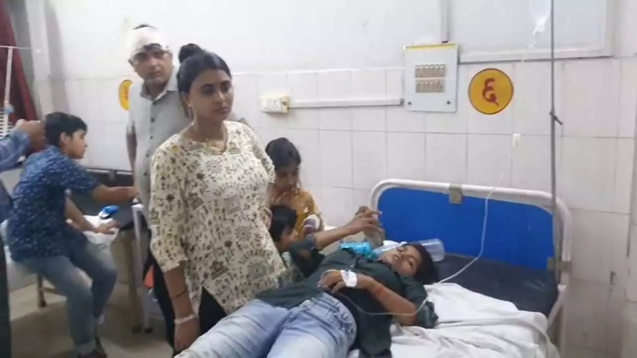 Etawah News: श्रद्धालुओं से भरा ऑटो पलटा, 11 घायल, कुछ की हालत नाजुक Etawah News: श्रद्धालुओं से भरा ऑटो पलटा, 11 घायल, कुछ की हालत नाजुक