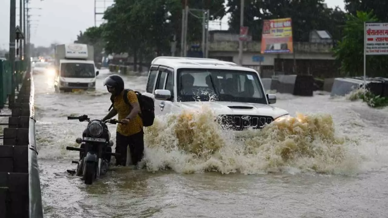 नगर निगम की लापरवाही से जनजीवन अस्त-व्यस्त, स्मार्ट सिटी में हर तरफ पानी-पानी