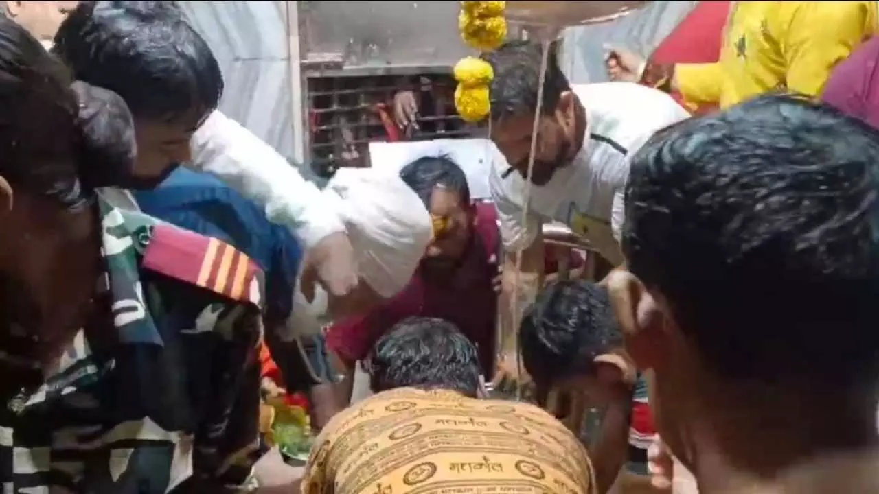 Kanpur News: सावन के चौथे सोमवार पर बारिश के बीच कानपुर के शिव मंदिरों में उमड़ा श्रद्धालुओं का सैलाब