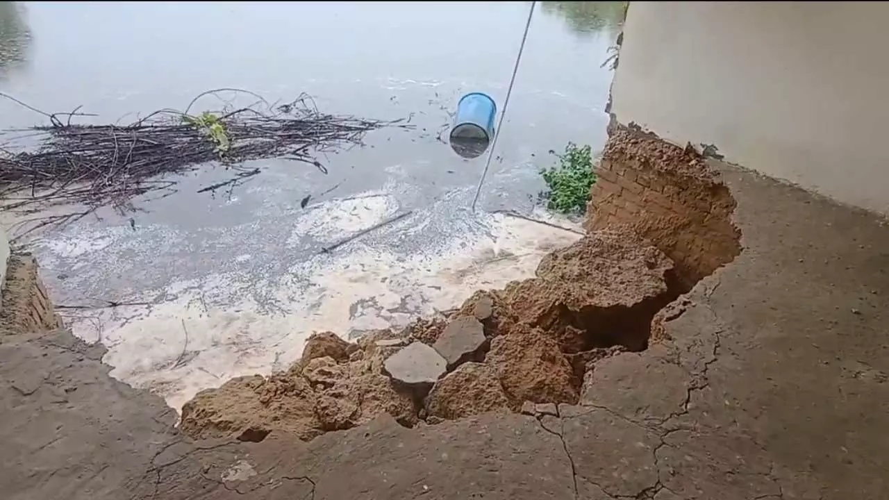 Mathura News: गोवर्धन के सकरावा गांव में दो दिन की बारिश बनी मुसीबत, मकानों में दरारें, हादसे का खतरा बढ़ा