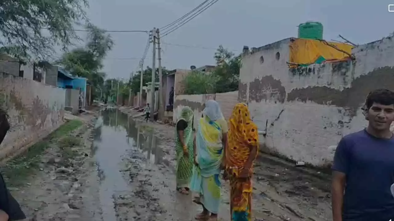 Mathura News: धर्मपुर में जलभराव और गंदगी से त्रस्त ग्रामीणों ने सरकार और प्रशासन से लगाई गुहार
