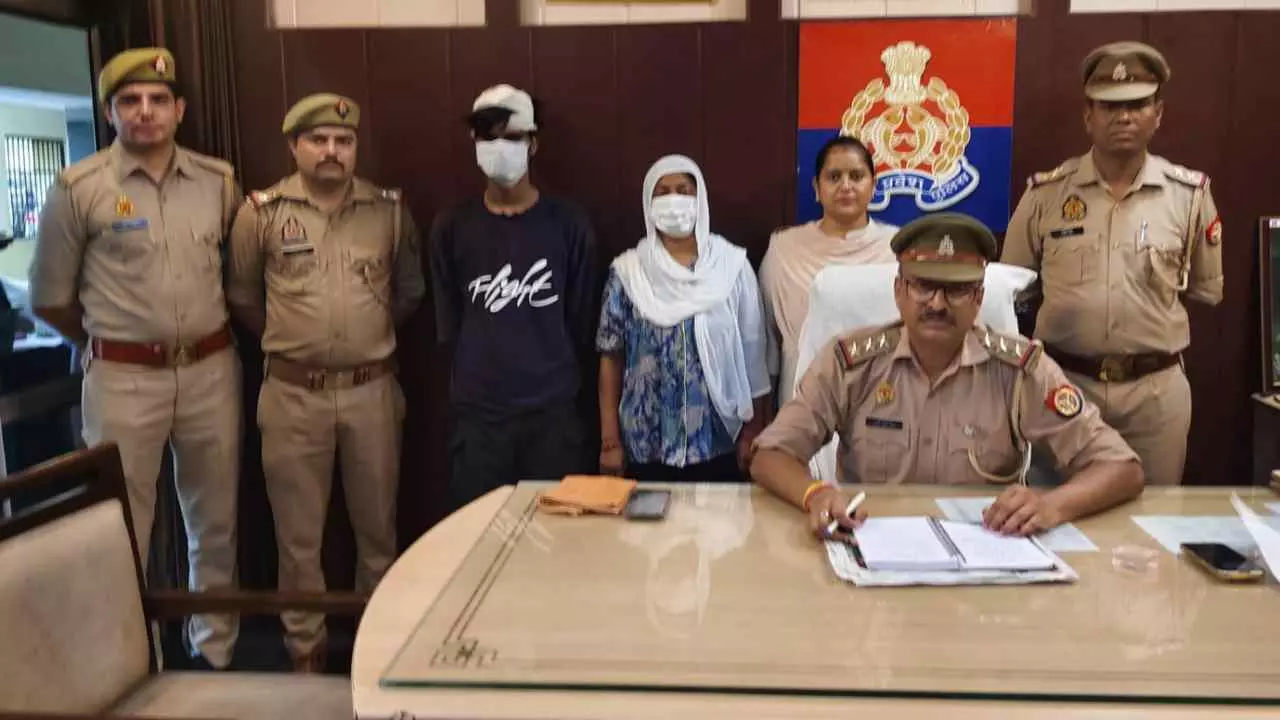 Hapur News: हापुड़ में फर्जी दस्तावेजों से ठगी करने वाले गिरोह का भंडाफोड़, 20-20 हजार के इनामी दो आरोपी गिरफ्तार