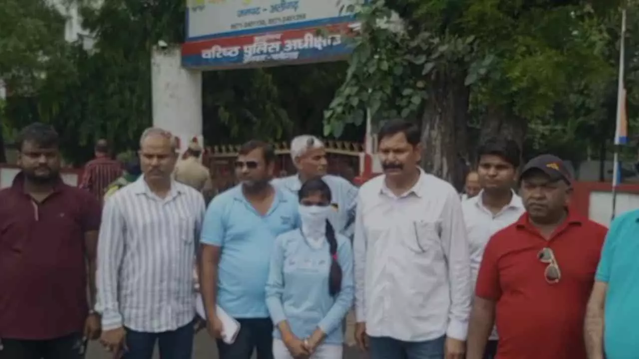 Aligarh News: खैर के कन्या इंटर कॉलेज में छात्राओं के साथ मानसिक व शारीरिक उत्पीड़न का आरोप, करणी सेना ने किया विरोध प्रदर्शन