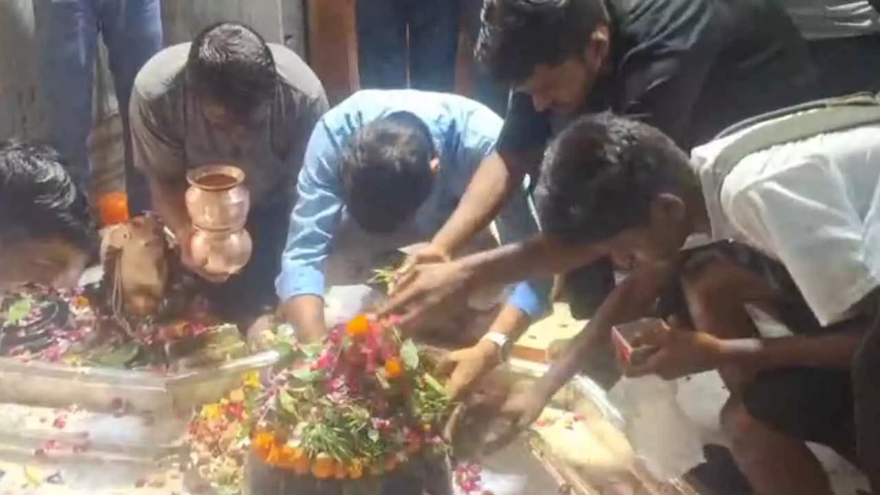 Kannauj News: कन्नौज जिले का सबसे प्राचीन मंदिर है सिद्धपीठ बाबा गौरीशंकर, श्रावण मास के अंतिम सोमवार को उमड़ी श्रद्धालुओं की भारी भीड़