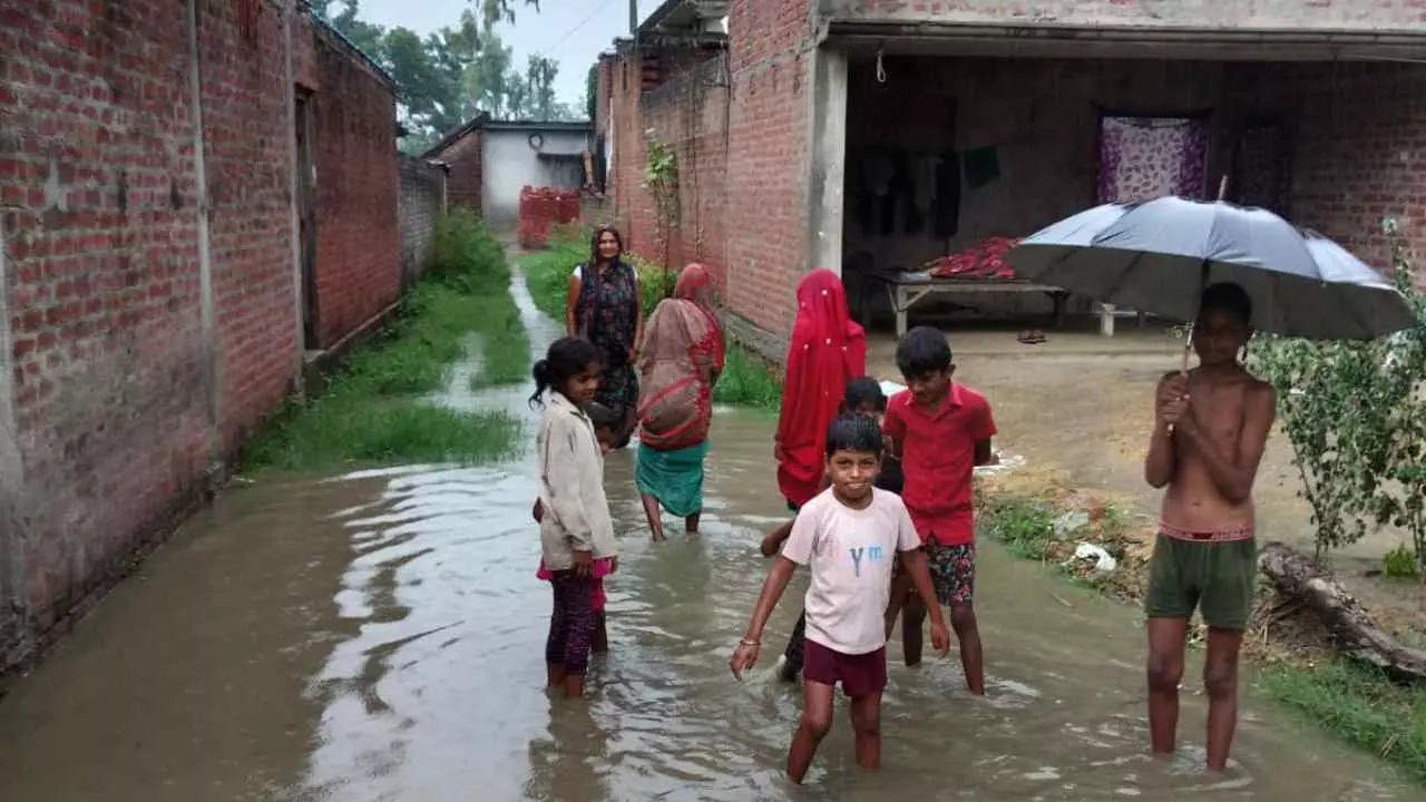 Lakhimpur Kheri News: खमरिया सीएचसी में जलभराव से बदला कार्यशाला का स्थान, भटके शिक्षक