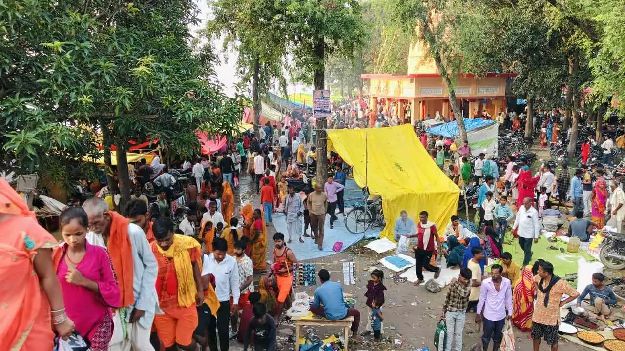 Lakhimpur Kheri News: सावन के अंतिम सोमवार को धौरहरा क्षेत्र के शिव मंदिरों में उमड़ा श्रद्धालुओं का सैलाब, रिमझिम बारिश में भी नहीं रुके कांवड़िए