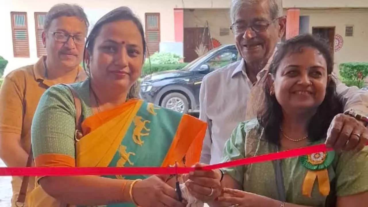 Azamgarh News :पूर्व सांसद संगीता आजाद ने महिला उद्यमियों के पहल मेले का किया शुभारंभ