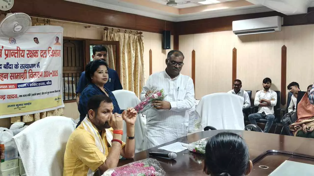 Banda News: बांदा में खेल राज्यमंत्री ने युवा मंगल दलों को सामग्री वितरित की, बाढ़ राहत कार्यों का लिया जायजा