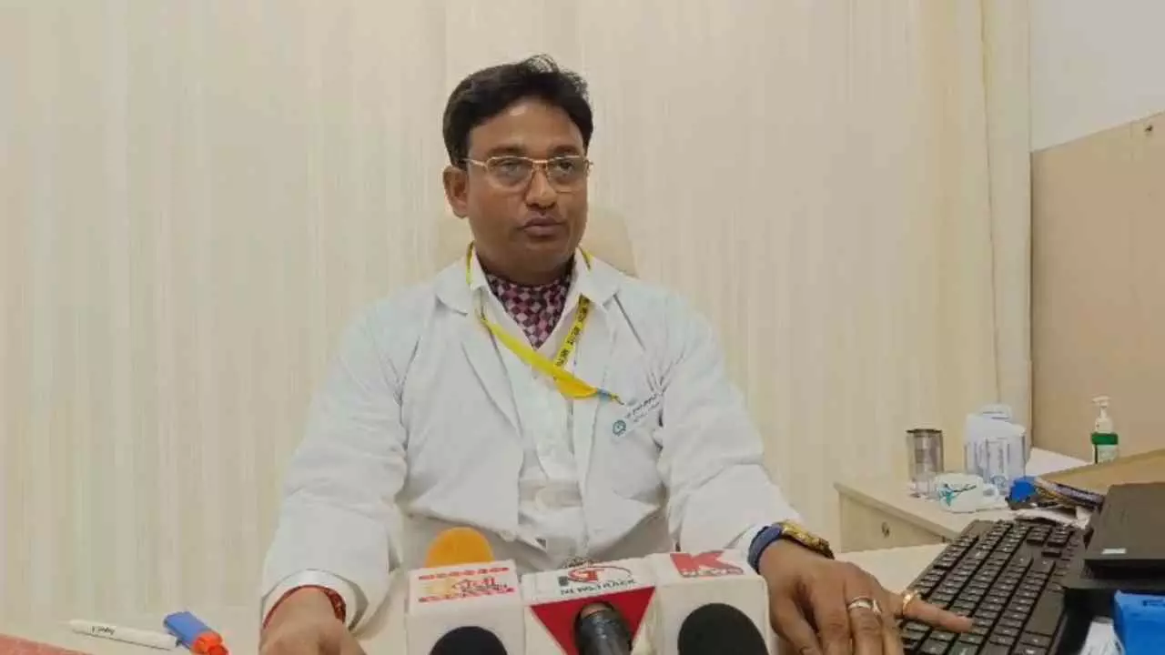 Chandauli News: वृद्धा की मौत पर अस्पताल प्रशासन ने दी सफाई, जताई संवेदना; कहा – इलाज में नहीं हुई कोई लापरवाही