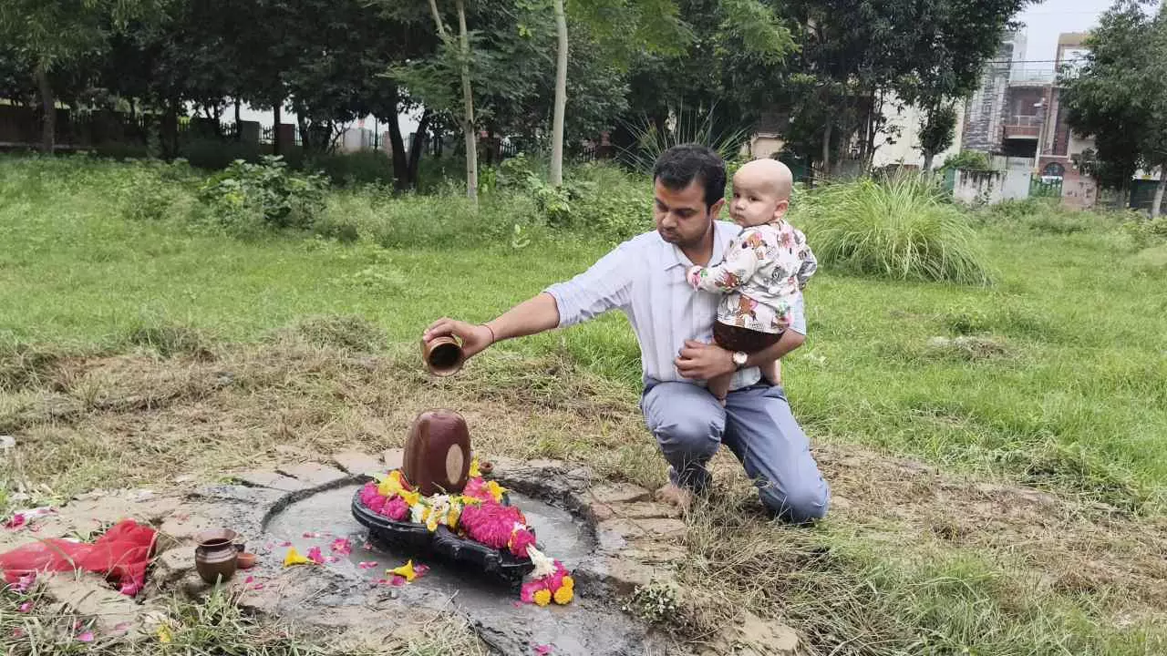 Hapur News: हापुड़ में अद्भुत चमत्कार: शहीद स्तंभ पार्क में धरती से प्रकट हुआ शिवलिंग, श्रद्धालुओं की भीड़ उमड़ी
