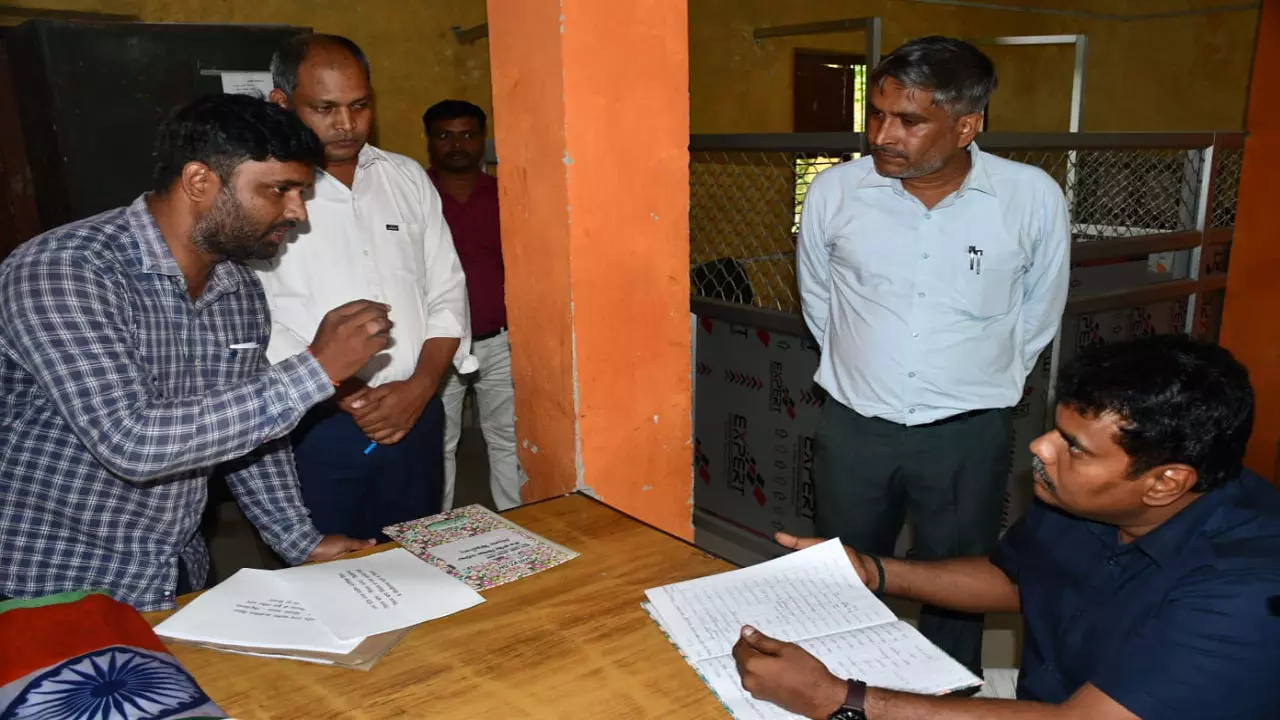 Siddharthnagar News: मिठवल बीडीओ कार्यालय का डीएम ने किया औचक निरीक्षण, लापरवाही पर जताई कड़ी नाराजगी