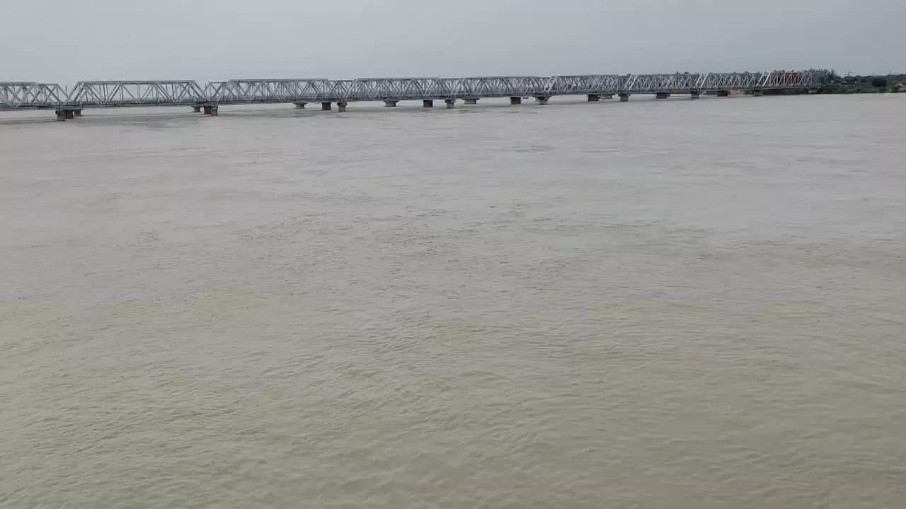 Barabanki News: बाराबंकी की तराई में मंडराया बाढ़ का संकट, नेपाल से छोड़ा गया पानी बना वजह