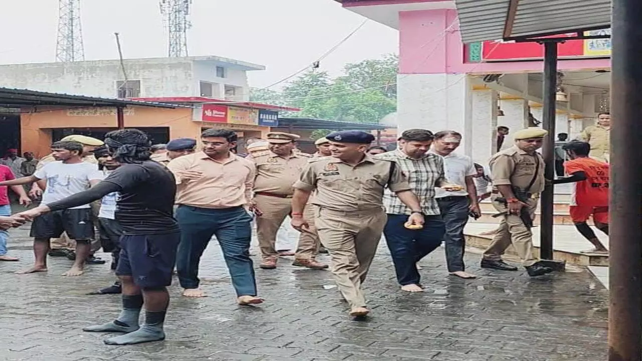 Hardoi News: हरदोई एसपी और डीएम नंगे पैर पहुंचे सकाहा मंदिर, वायरल फोटो पर जनता ने सराहा भाव