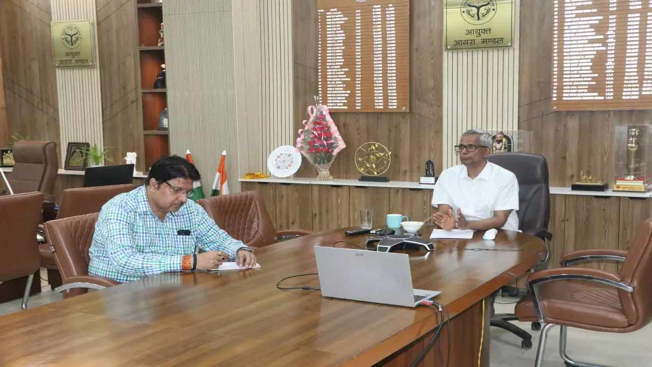 Mathura News: श्रीकृष्ण जन्मोत्सव 2025: तैयारियों को लेकर मंडलायुक्त की बैठक, व्यापक आयोजन की योजना