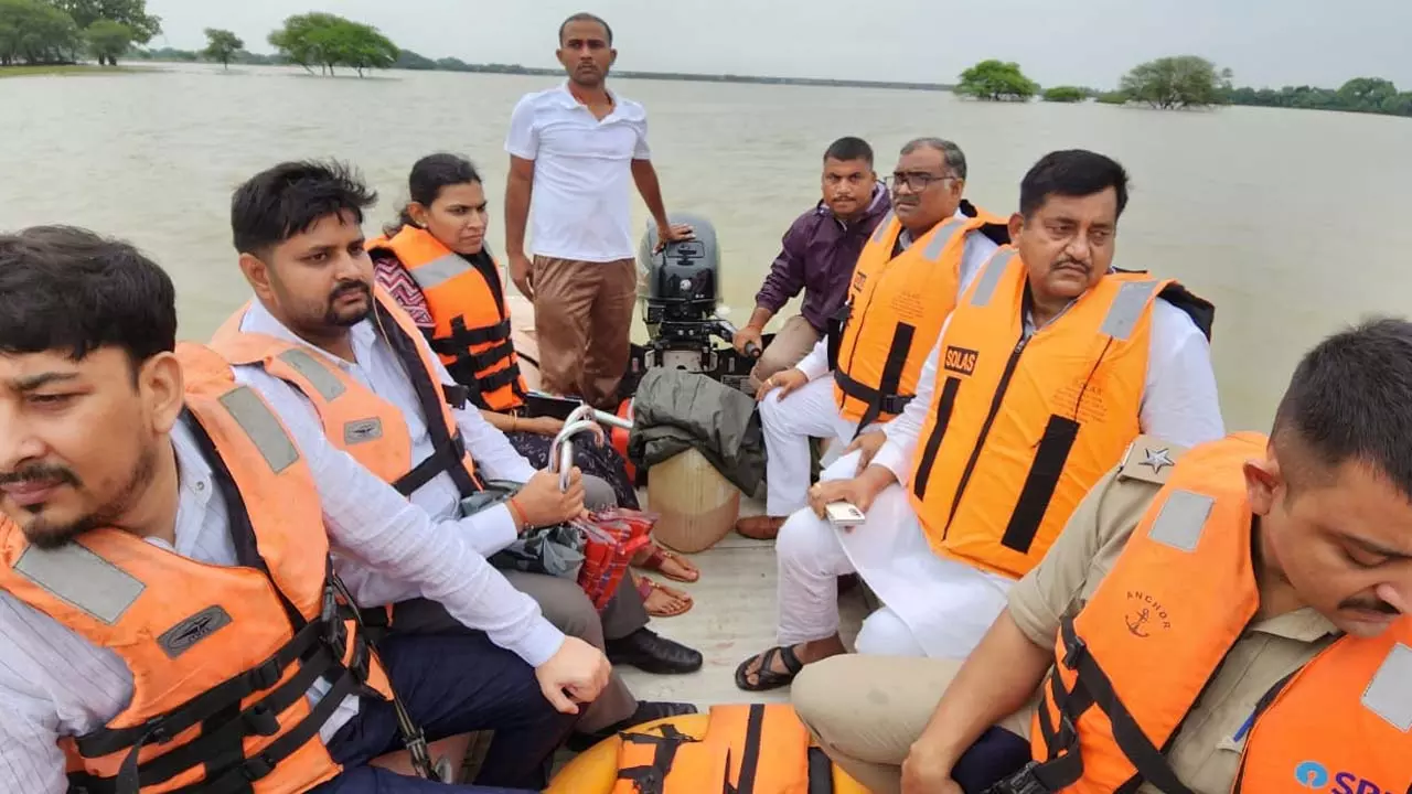 Minister of State Ramkesh Nishad and Girishchandra Yadav inspect flooded villages