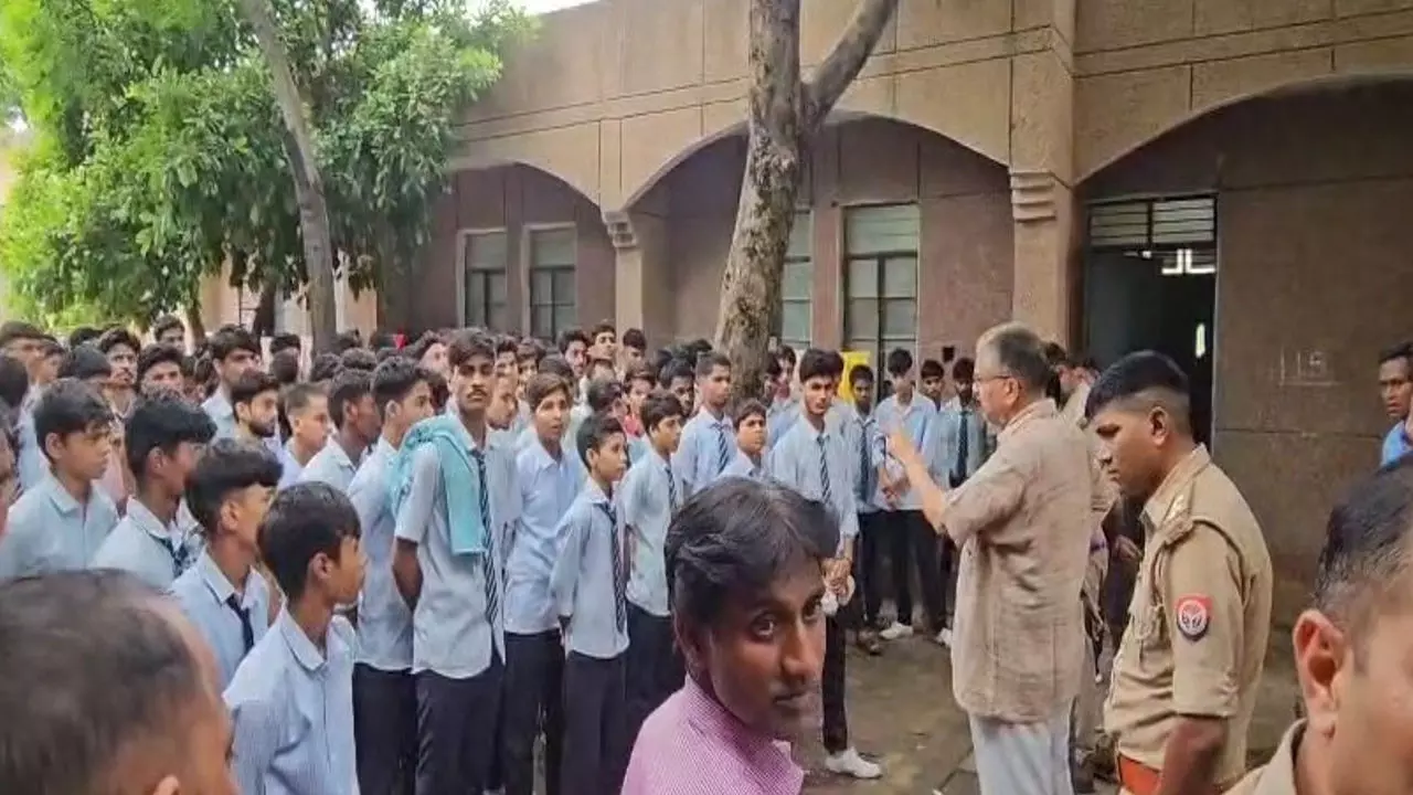 Firozabad News: जवाहर नवोदय विद्यालय फिरोजाबाद के छात्रों का अनोखा विरोध, 6 घंटे खुद को किया हाउस अरेस्ट