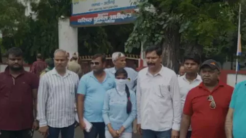 Aligarh News: खैर के कन्या इंटर कॉलेज में छात्राओं के साथ मानसिक व शारीरिक उत्पीड़न का आरोप, करणी सेना ने किया विरोध प्रदर्शन